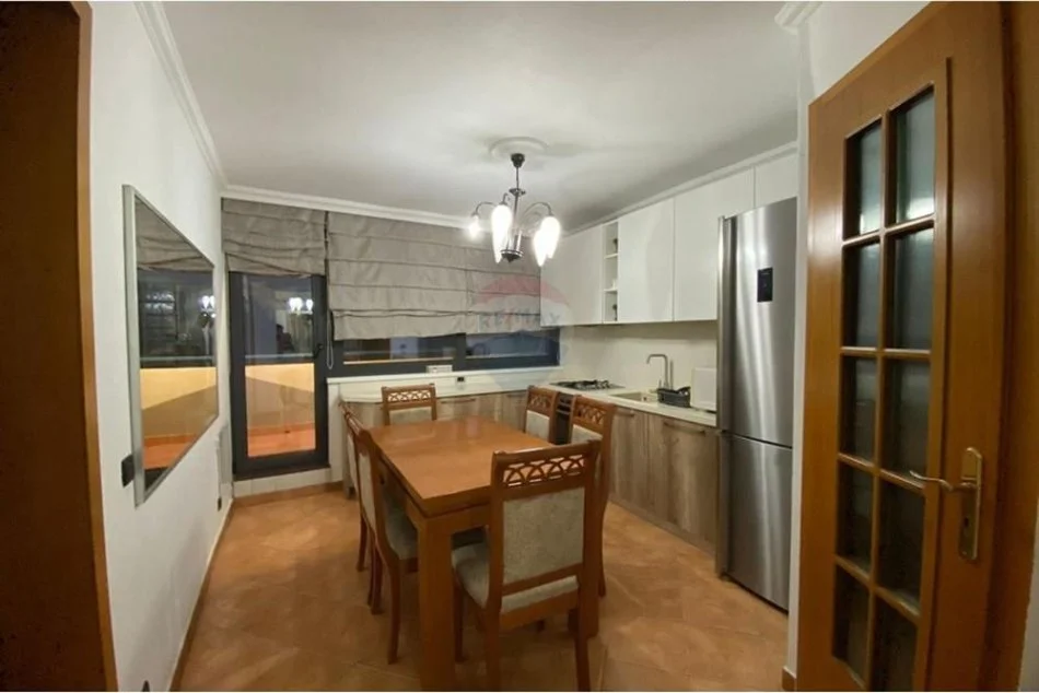 Tirane, jepet me qera apartament 3+1 , 114 m² 700 € (Frosina Plaku - 21 Dhjetori,)