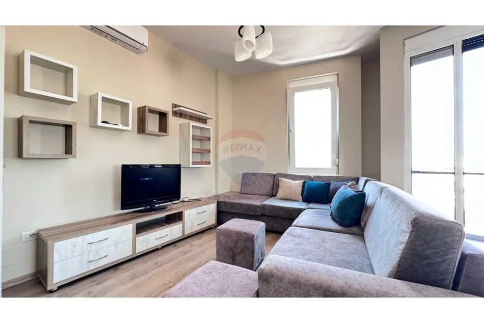 Tirane, jepet me qera apartament 1+1 , 70 m² 700 € (Qendër)
