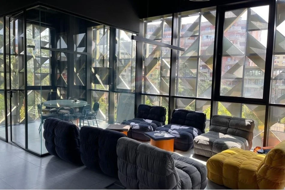 Tirane, jepet me qera zyre Kati 3, 400 m² 12.000 € (Bllok)