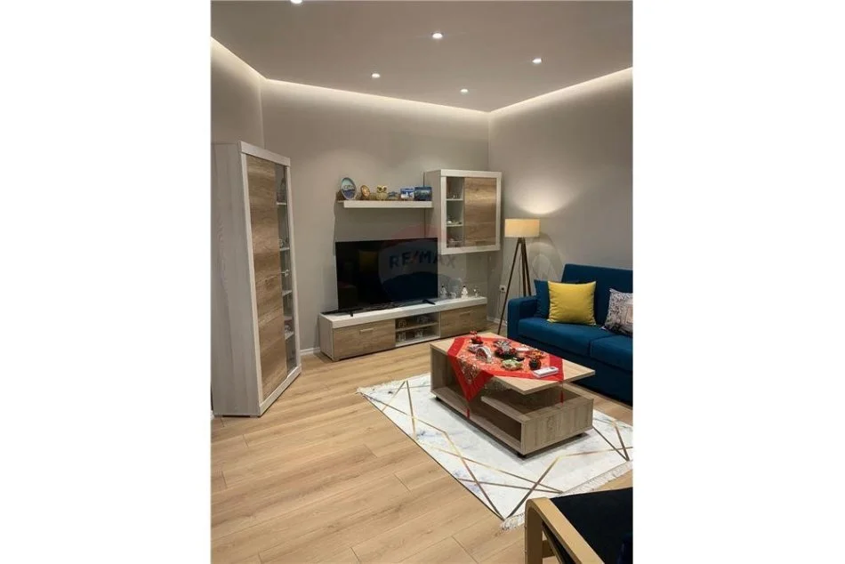 Tirane, jepet me qera apartament 1+1 Kati 0, 76 m² 500 € (Apartament 1+1 me qira te Fusha e Aviacionit!)