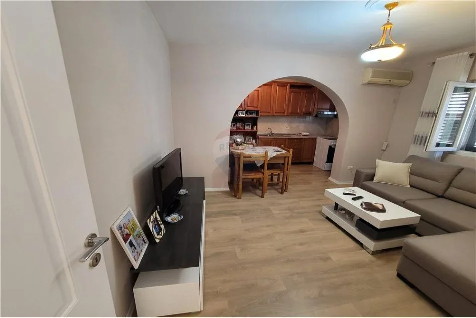 Tirane, jepet me qera apartament 1+1 Kati 1, 81 m² 500 € (Rruga Pjeter Budi - Qyteti Studenti,)