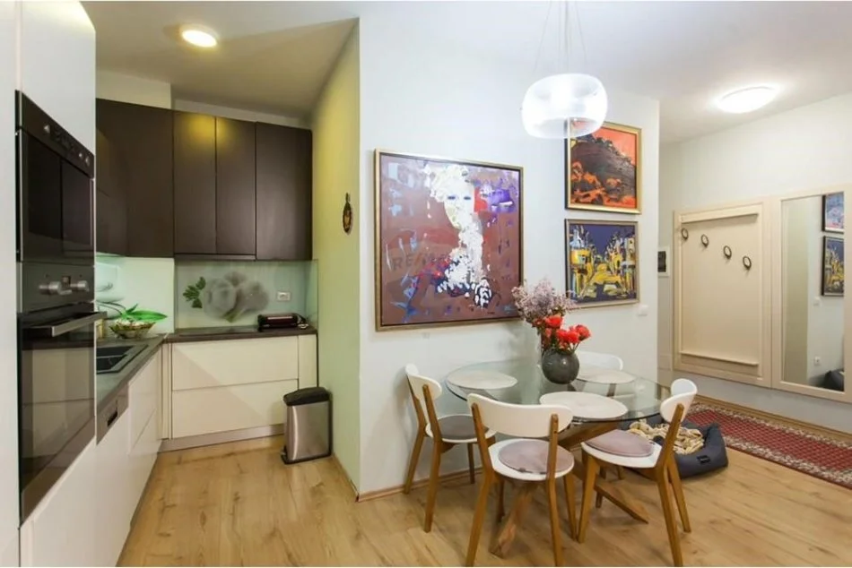 Tirane, jepet me qera apartament 1+1 , 60 m² 600 € (Apartament 1+1 Me Qira Tek Pazari I Ri)