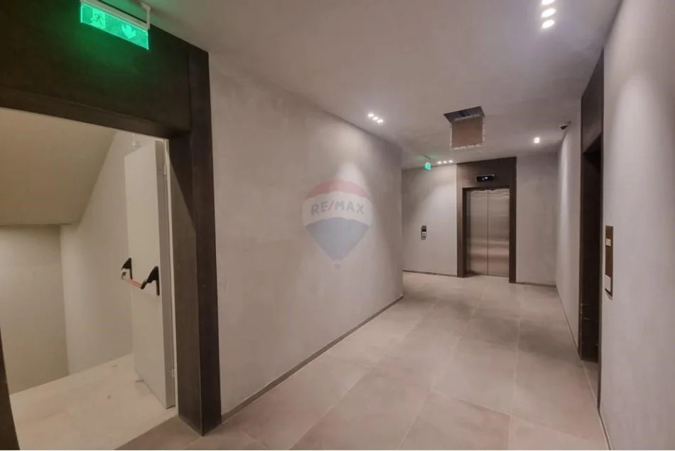 Tirane, jepet me qera ambjent biznesi Kati 8, 264 m² 48.000 € (APARTAMENT 3+1+2+PARKIM PER QIRA TE LION PARK!)