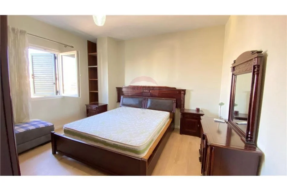 Tirane, jepet me qera apartament 2+1 , 96 m² 750 € (21 Dhjetori)