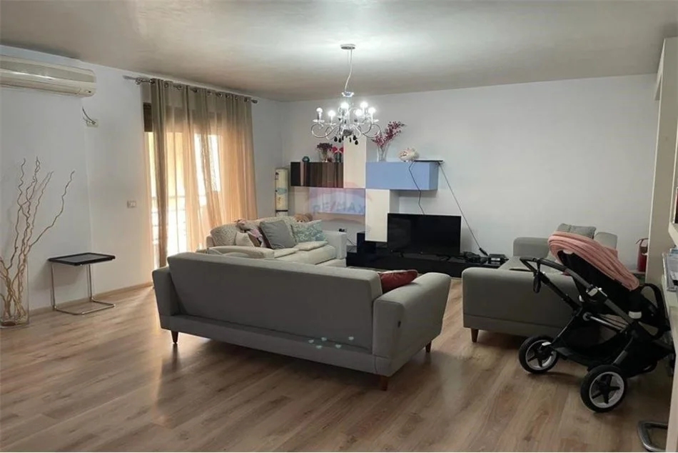 Tirane, jepet me qera apartament 2+1 Kati 3, 120 m² 800 € (Apartament 2+1+post parkimi me qira tek Selvia)