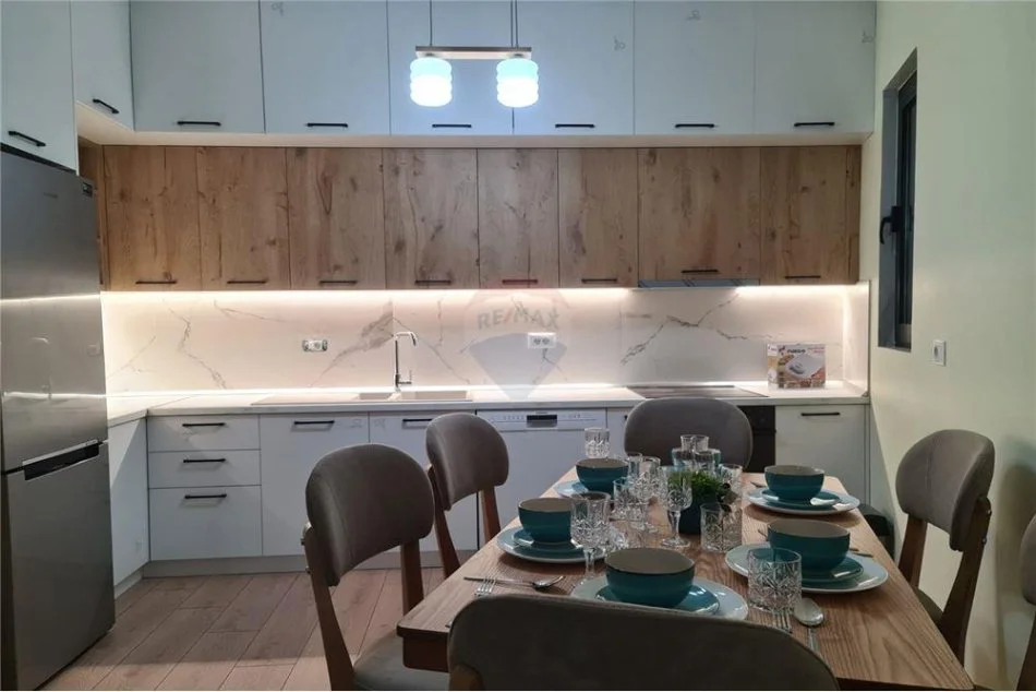 Tirane, jepet me qera apartament 2+1 Kati 5, 1.000 € (Rruga Skenderbeg)