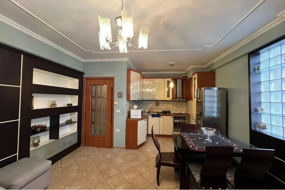 Tirane, jepet me qera apartament 2+1 , 90 m² 700 € (Apartament 2+1 per qira tek Sheshi Wilson!)