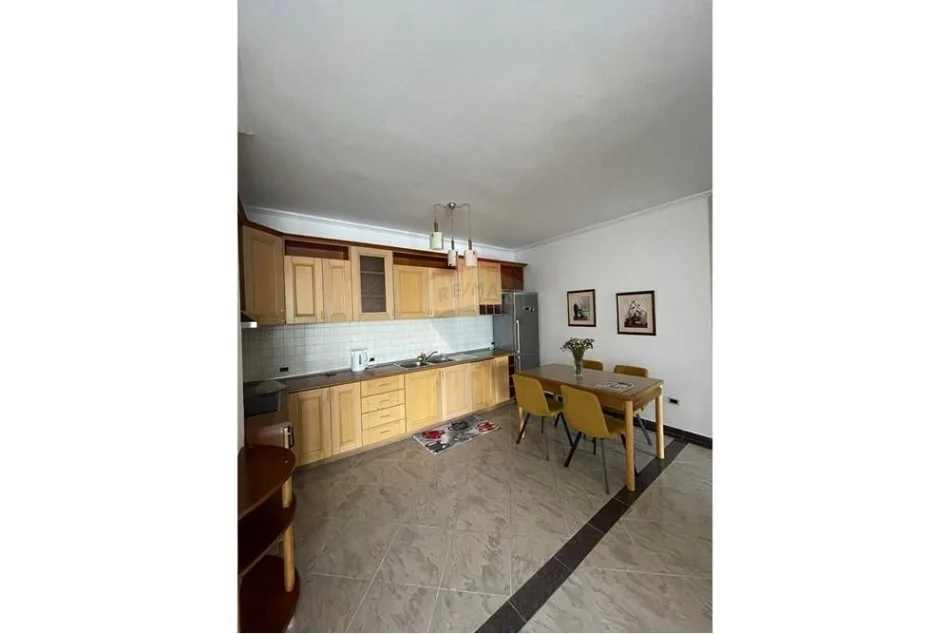 Tirane, jepet me qera apartament 2+1+Aneks+Ballkon Kati 8, 145 m² 800 € (Bllok - Libri Universitar)