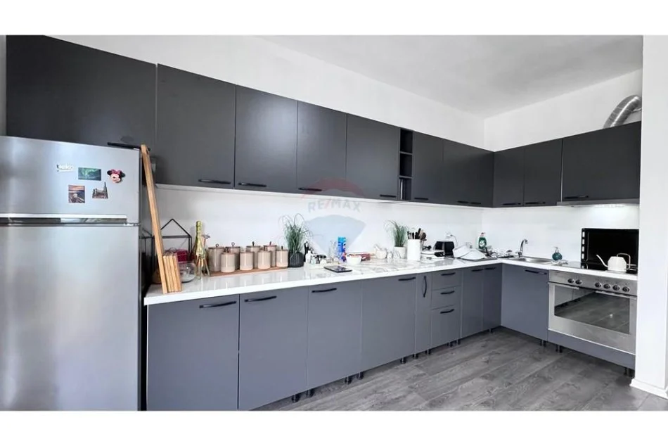 Tirane, jepet me qera 1+1+Ballkon Kati 3, 72 m² 600 € (Liqeni i Thate)