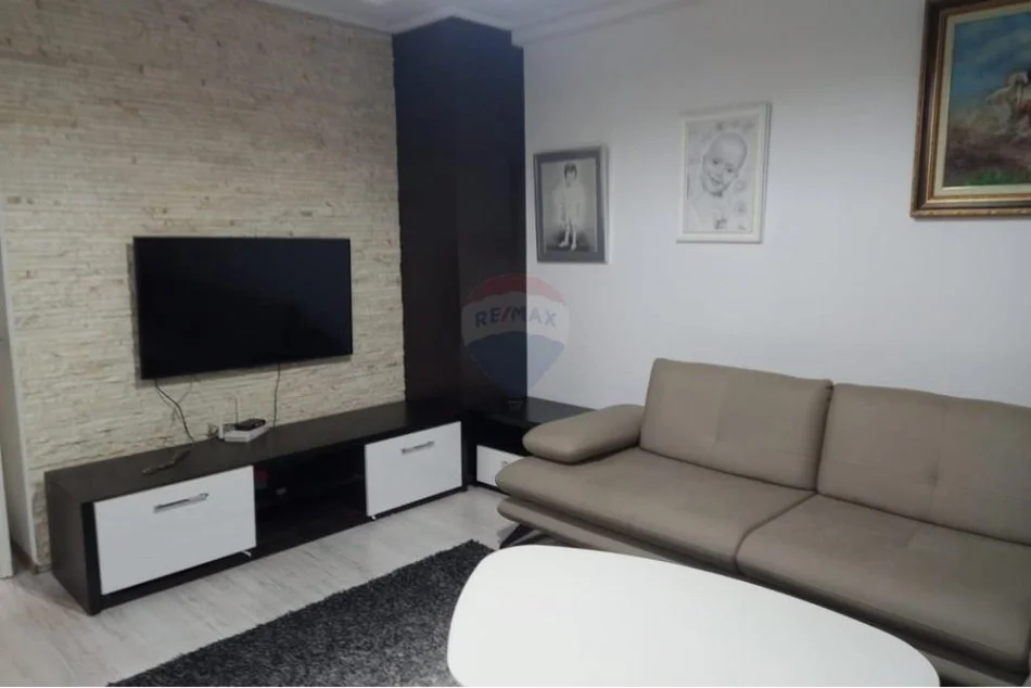 Tirane, jepet me qera 2+1+Ballkon , 450 € (bulevardi Migjeni)