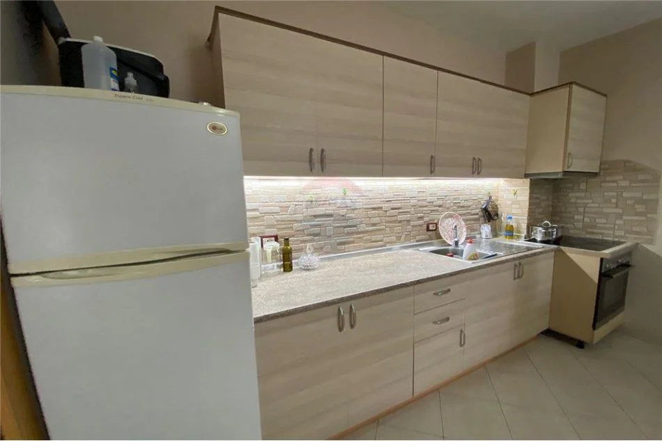 Tirane, jepet me qera apartament 1+1 Kati 2, 45 m² 550 € (Komuna Parisit)
