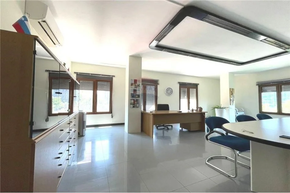 Tirane, jepet me qera zyre Kati 1, 100 m² 900 € (ZYRE PER QIRA 7 XHUXHAT RR.ELBASANIT)