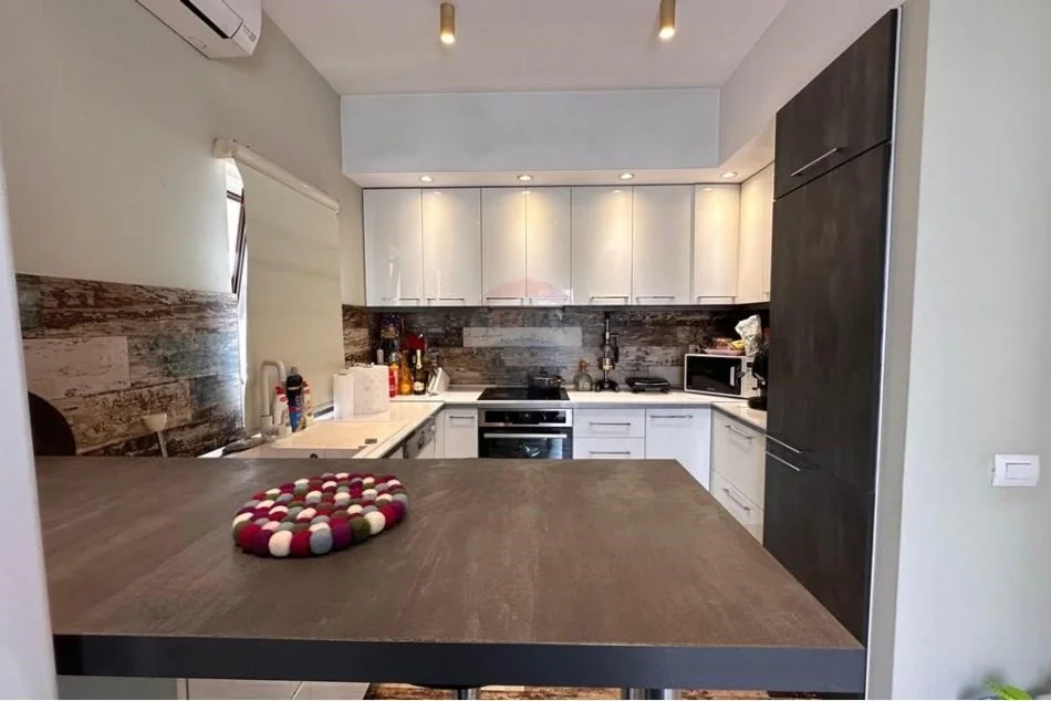 Tirane, jepet me qera apartament 3+1 Kati 4, 180 m² 750 € (Apartament 3+1+2 tualete+2 ballkone te Brryli)