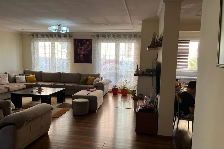 Tirane, shitet apartament 4+1 , 210 m² 320.000 € (Dupleks ne shitje ne Laprake, Blloku Gintash)