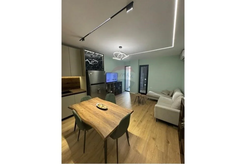 Tirane, jepet me qera apartament 2+1 Kati 3, 116 m² 700 € (Apartament 2+1+2 me qera prane Kompleksit Star)