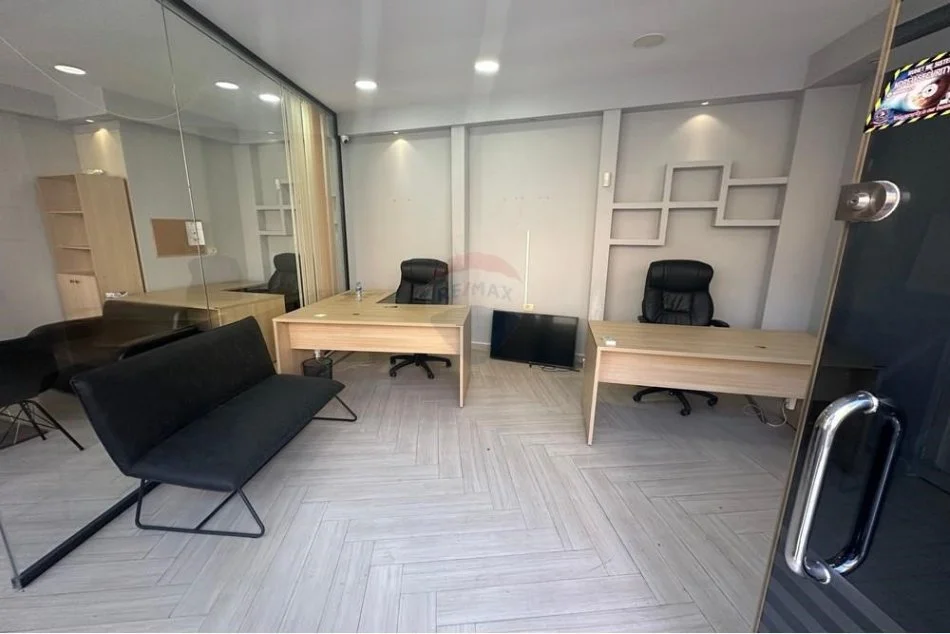 Tirane, jepet me qera zyre Kati 0, 49 m² 650 € (AMBIENT KOMERCIAL PER QIRA NE QENDER!)
