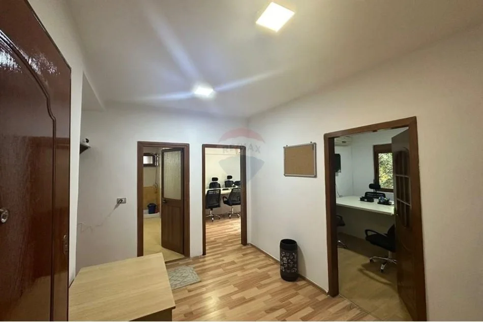 Tirane, jepet me qera zyre Kati 2, 69 m² 900 € (Zyre për Qira në Qendër të Tiranës!)