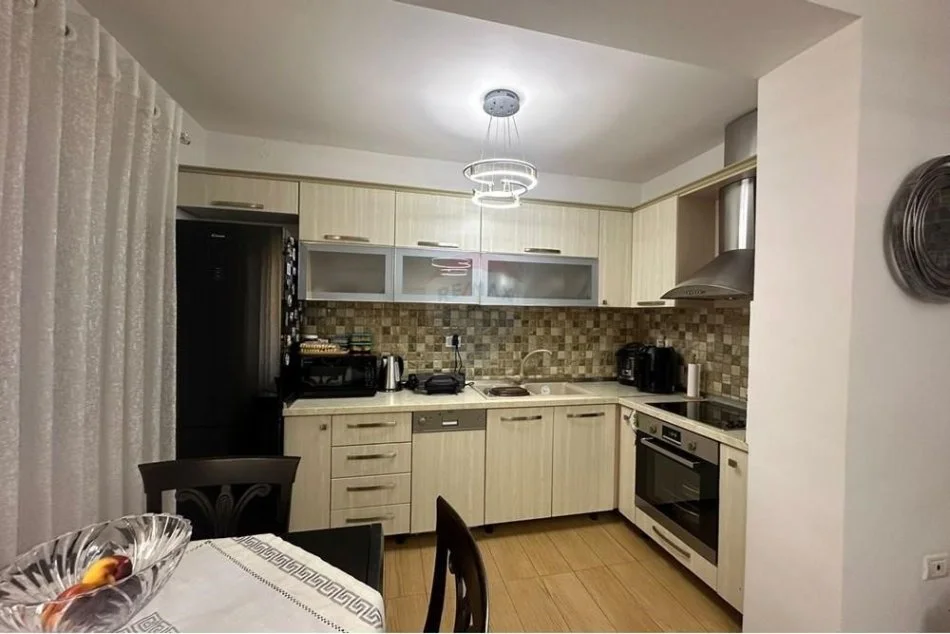 Tirane, jepet me qera apartament 3+1 Kati 4, 90 m² 950 € (Apartament 3+1 me qira në zemër të Tiranës!)