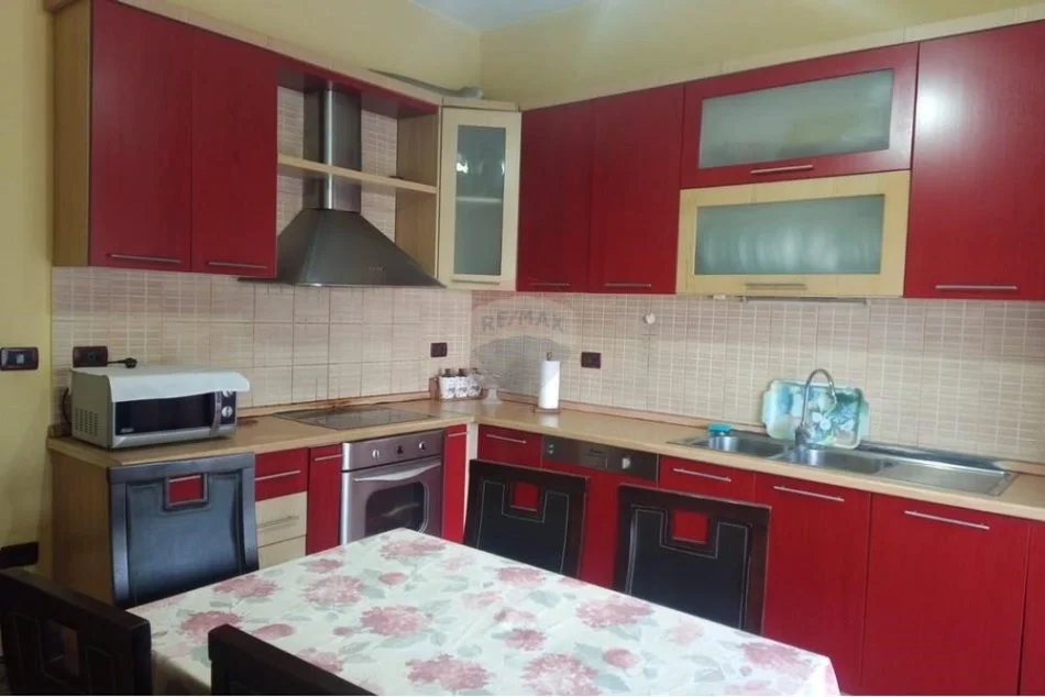 Tirane, shitet apartament 2 Katshe Kati 2, 300 m² 320.000 € (VILE DY KATE PER SHITJE NE KOMBINAT!)