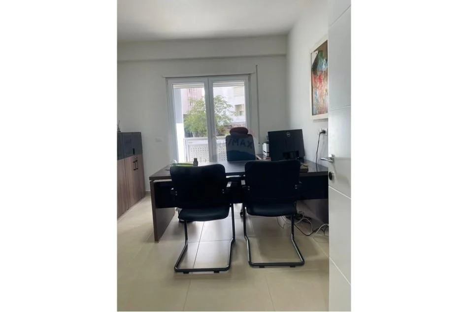 Tirane, jepet me qera 2+1+Ballkon Kati 2, 162 m² 1.500 € (Rruga e Kosovareve)