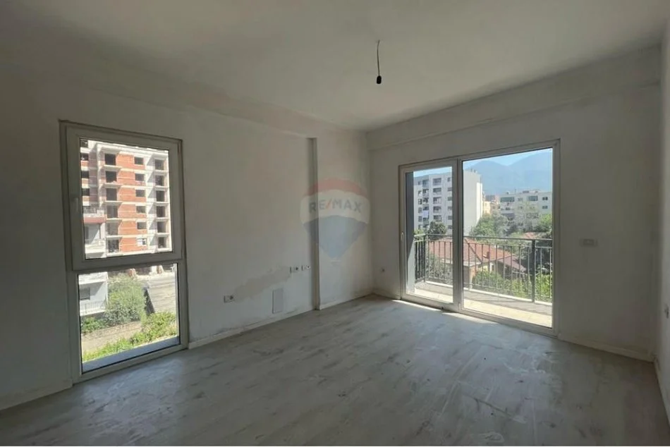 Tirane, shitet apartament 2+1 Kati 3, 103 m² 160.000 € (Emerald Center - Rruga e Dibrës)