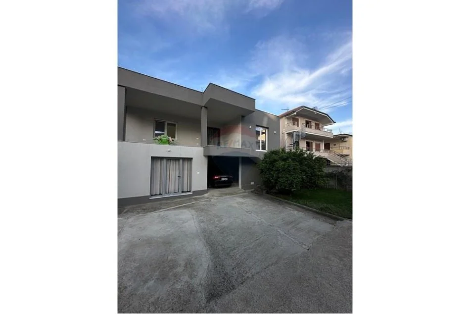 Tirane, jepet me qera Vile 2 Katshe , 310 m² 16.000 € (Sauk - Tiranë)