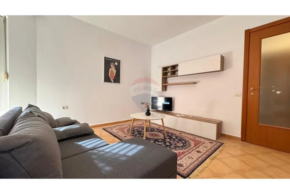 Tirane, jepet me qera apartament 1+1 , 70 m² 600 € (Apartament 1+1 per qira prane Air Albania Stadium)