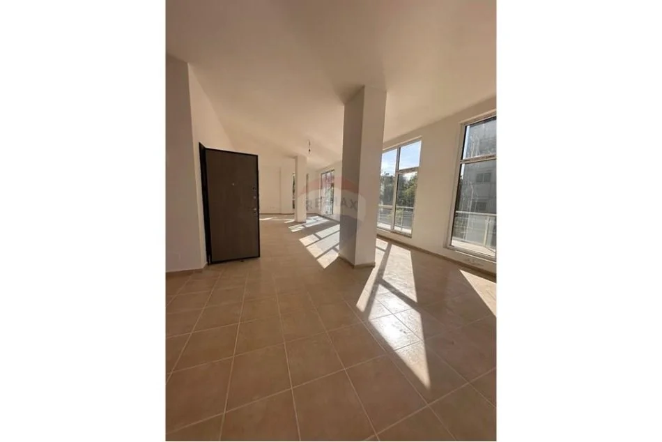 Tirane, jepet me qera Kati 3, 212 m² 3.000 € (Stacioni i Trenit)