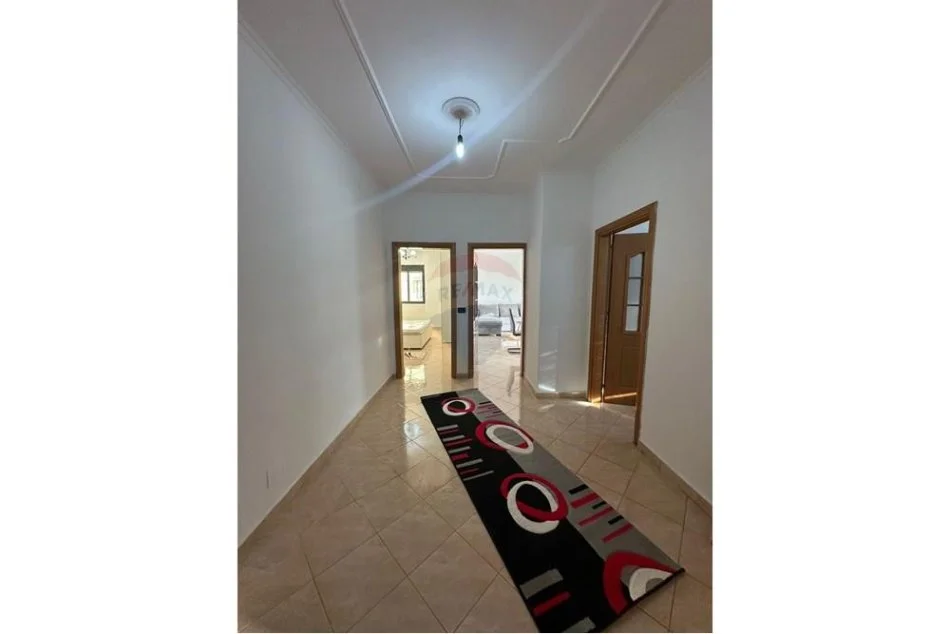 Tirane, jepet me qera apartament 2+1 , 80 m² 550 € (Laprakë,)