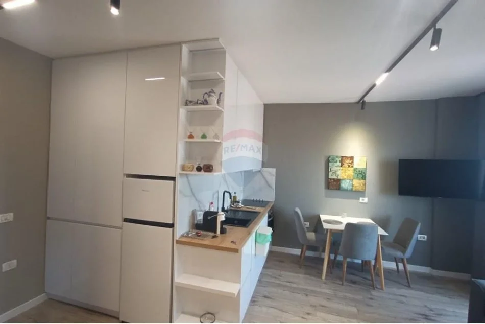 Tirane, jepet me qera apartament 1+1 Kati 4, 50 m² 600 € (Rruga e Dibrës,)