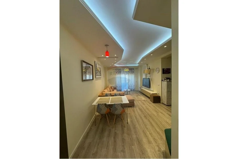 Tirane, jepet me qera apartament 1+1+Aneks+Ballkon , 78 m² 750 € (Prane Kristal Center - Komuna e Parisit)