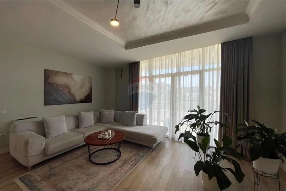 Tirane, jepet me qera 3 Katshe , 600 m² 5.000 € (Liqeni i Thate)