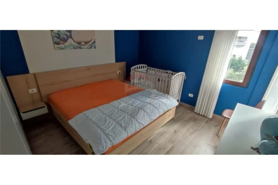 Tirane, jepet me qera apartament 2+1 , 550 m² (Kopshti Botanik)