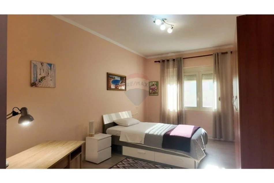 Tirane, jepet me qera apartament 2+1 Kati 3, 80 m² 750 € (Apartament 2+1 me qira ne Qender te Tiranes)
