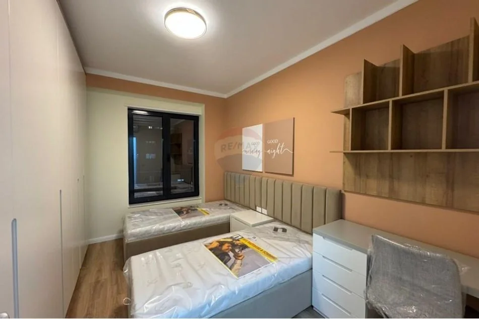 Tirane, jepet me qera apartament 2+1 Kati 4, 90 m² 650 € (APARTAMENT 2+1+2 ME QIRA TEK BULEVARDIT E RI!)