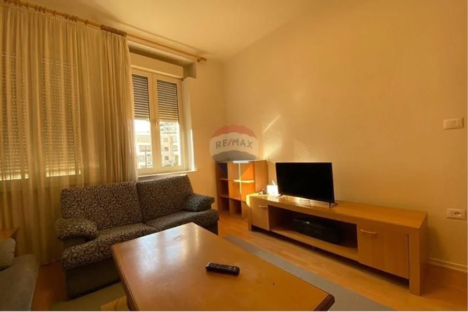 Tirane, jepet me qera apartament 1+1 Kati 2, 55 m² 550 € (Qendër)
