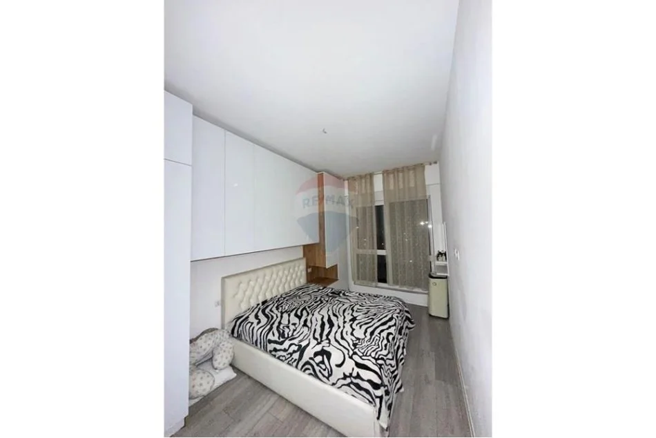Tirane, jepet me qera apartament 1+1 Kati 7, 50 m² 550 € (KOMPLEKSI KONTAKT, 21 DHJETORI)