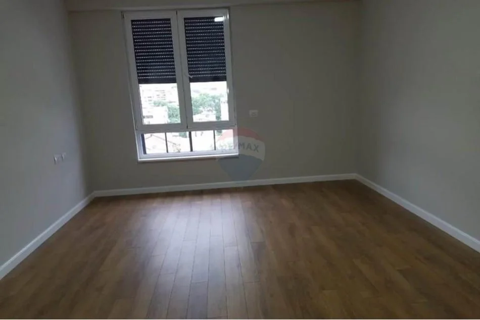 Tirane, jepet me qera zyre Kati 4, 115 m² 1.000 € (Myslym Shyri)