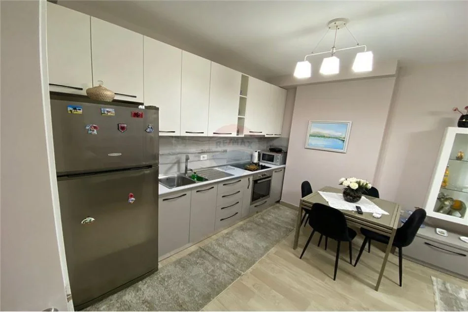 Tirane, jepet me qera apartament 2+1 , 75 m² 650 € (21 Dhjetori)