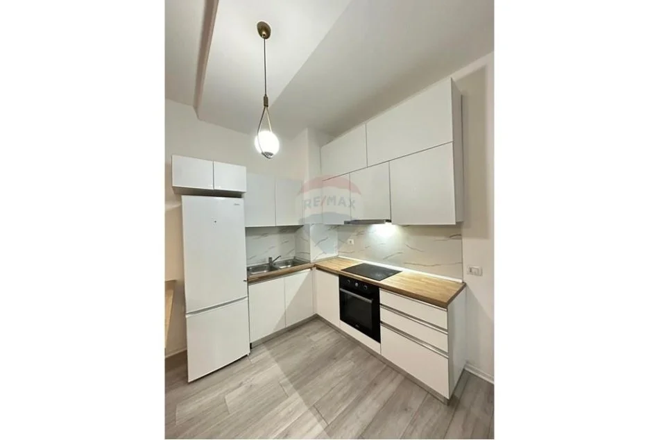 Tirane, jepet me qera apartament 1+1 Kati 7, 50 m² 550 € (21 Dhjetori,)