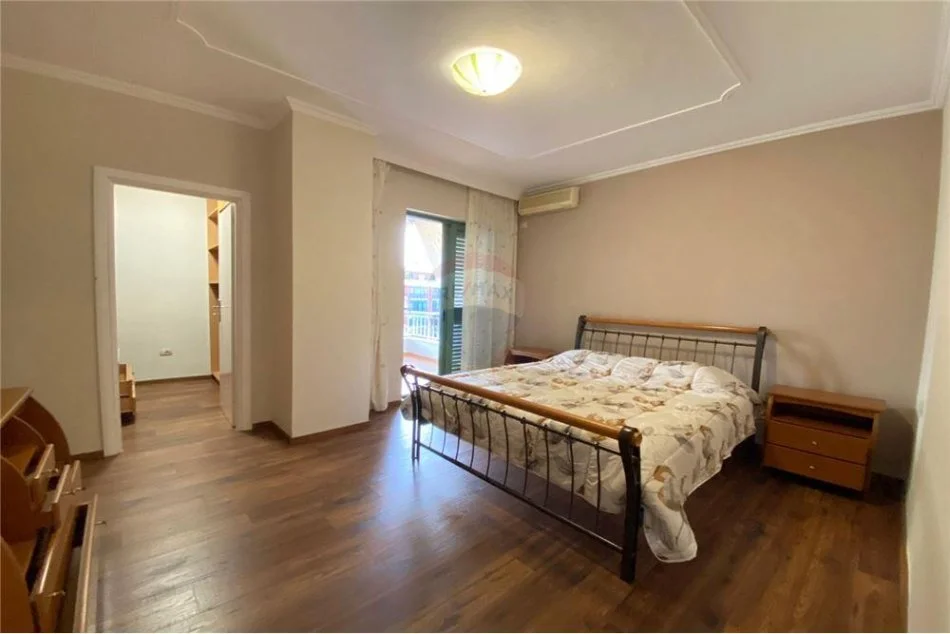 Tirane, jepet me qera apartament 2+1 , 1.300 € (Bllok)
