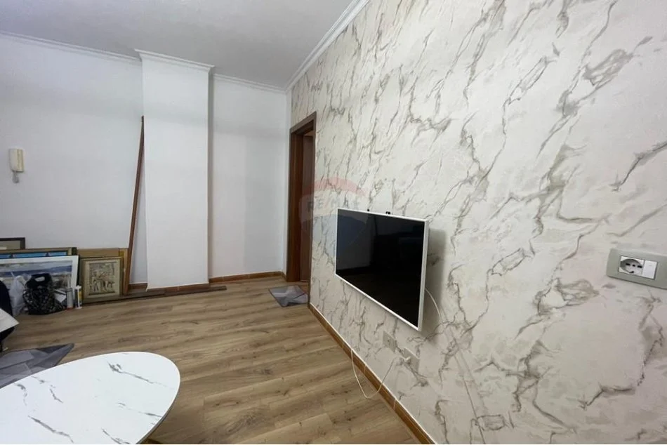 Tirane, jepet me qera apartament 1+1 , 650 € (Komuna e Parisit)