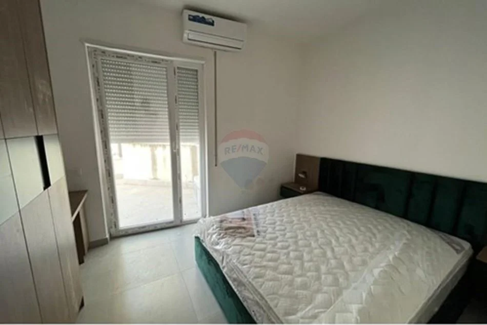 Tirane, jepet me qera apartament 2+1 , 950 € (Kafe Flora)