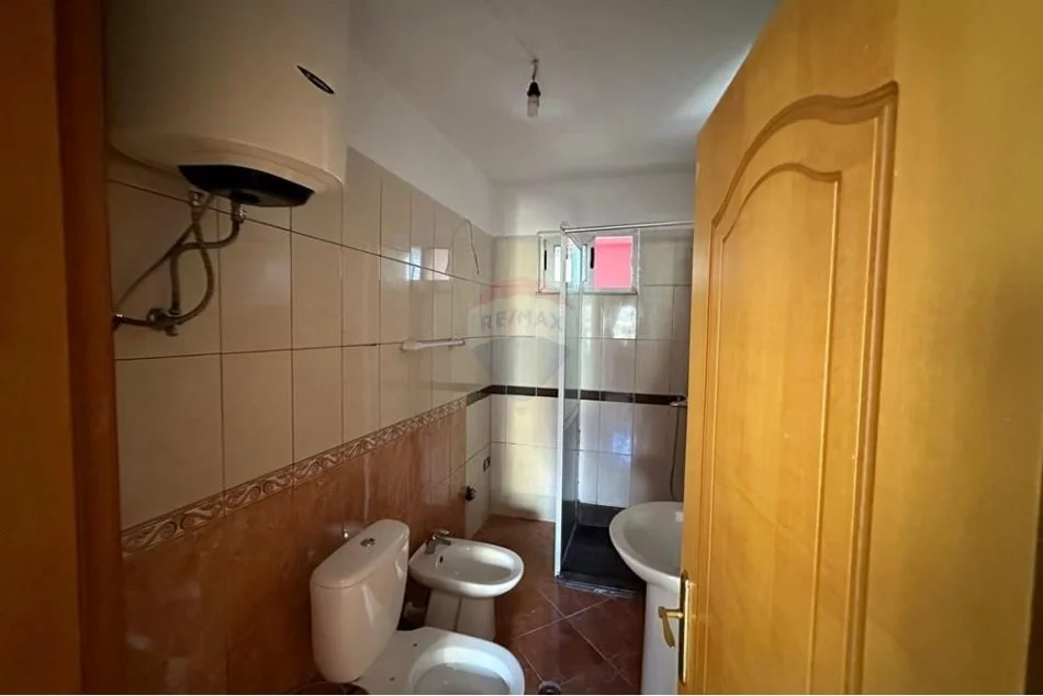 Tirane, jepet me qera 2+1 , 550 € (Komuna e Parisit)