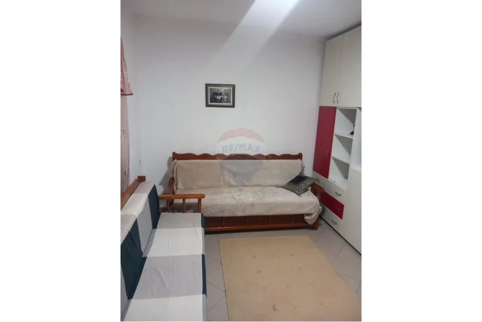 Tirane, jepet me qera shtepi , 300 € (Institut)