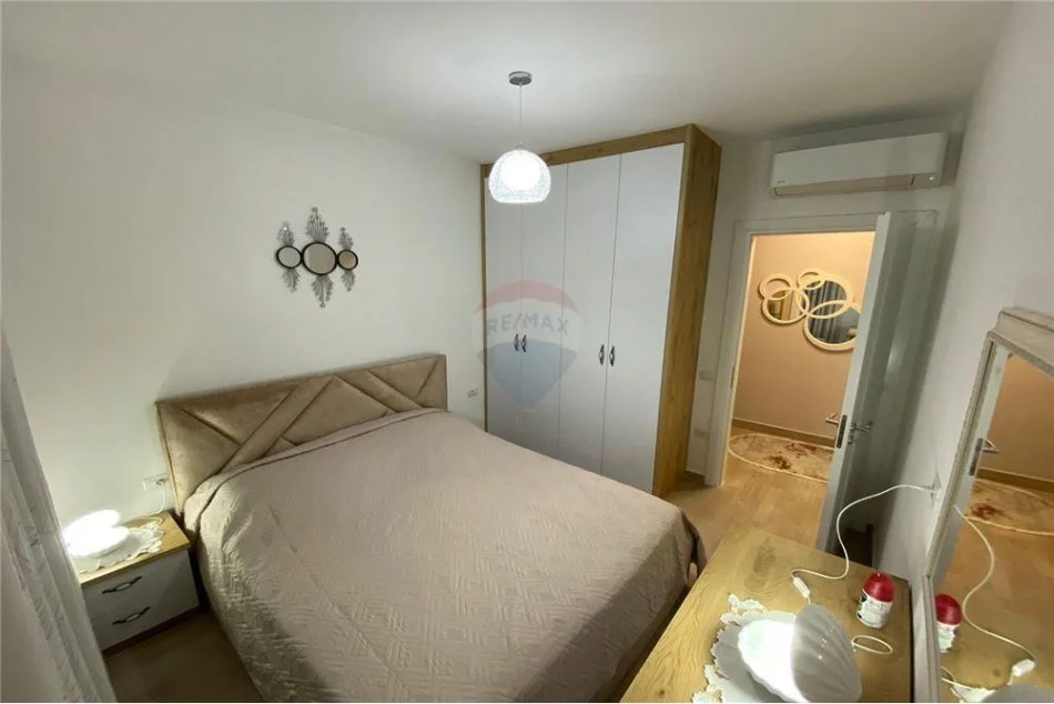 Tirane, jepet me qera apartament 2+1 , 650 € (21 Dhjetori)
