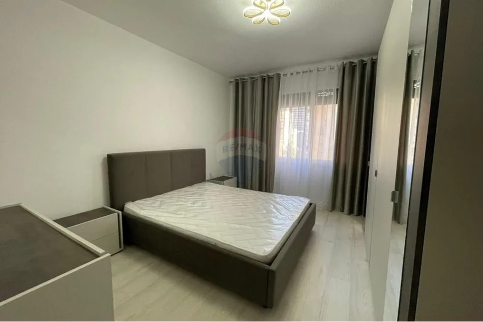 Tirane, jepet me qera apartament 1+1 , 680 € (Komuna e Parisit)