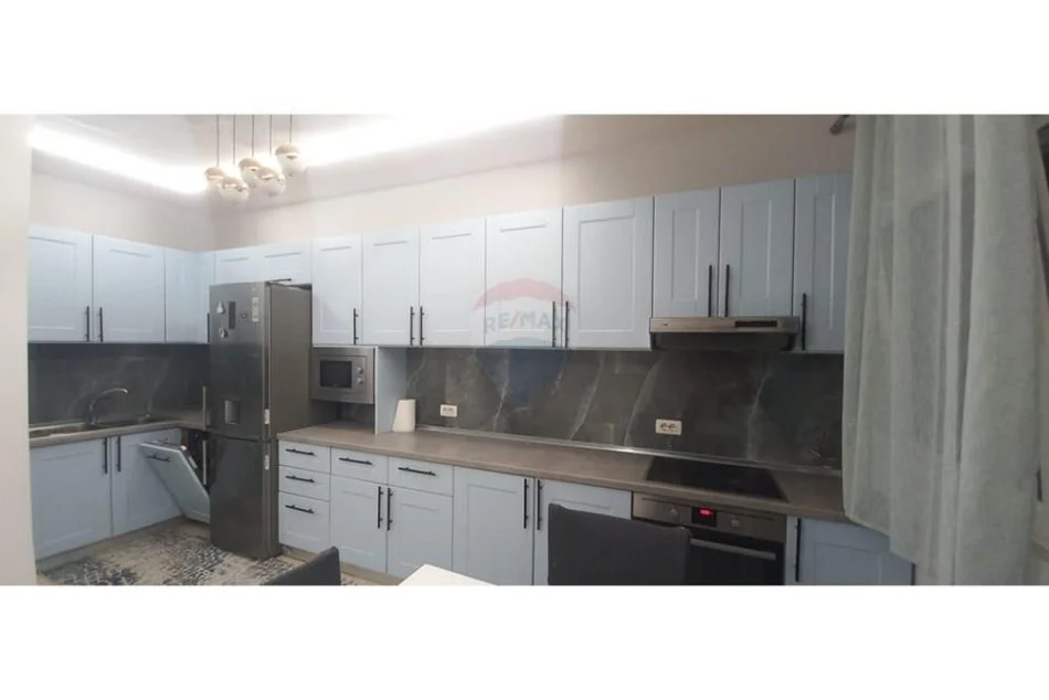 Tirane, jepet me qera apartament 2+1 , 650 € (Komuna e Parisit)