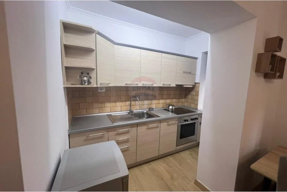 Tirane, jepet me qera apartament 1+1 , 650 € (Myslym Shyri)