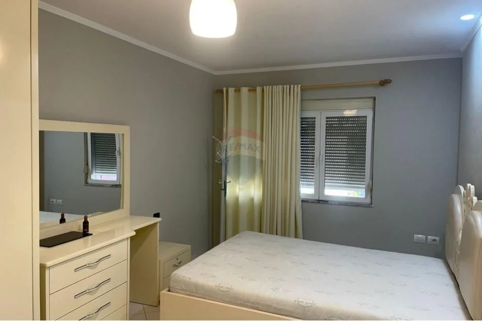 Tirane, jepet me qera apartament 1+1 , 400 € (Astir)